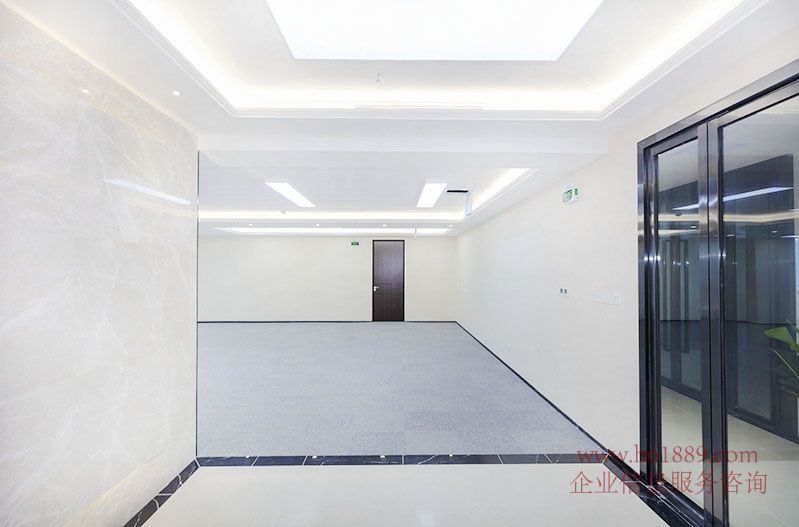 廣電文創(chuàng)中心 出租均價(jià):99元/平米/月 地鐵10號(hào)線【坂田線】冬瓜嶺地鐵站D口步行200米 裝修圖片