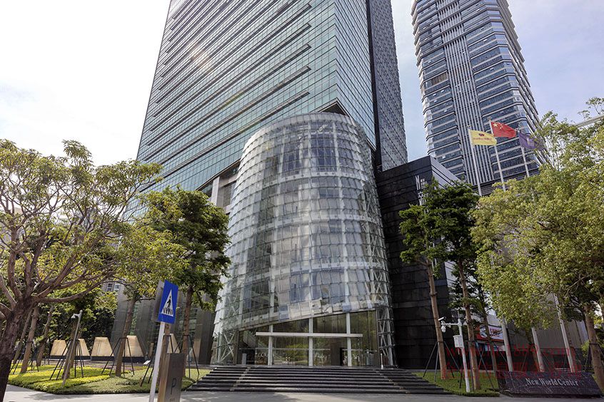 新世界中心(新世界商務(wù)中心)深圳證券交易所 市民中心西 全新裝修 小面積 247平米 出租 一樓大門口圖片